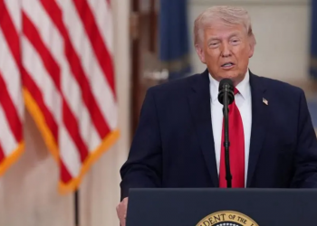 Trump humb durimin dhe lëshon gjuhën: Bastardë hapni ngushticën…