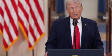 Trump humb durimin dhe lëshon gjuhën: Bastardë hapni ngushticën…