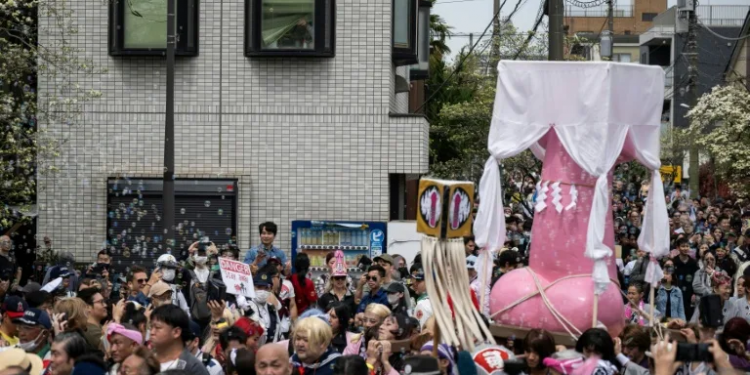 “Kanamara” – njihuni me penisin e famshëm japonez të pjellorisë