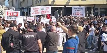 Studentët në Shkup dalin në protestë: kërkojnë provimin e jurisprudencës në shqip