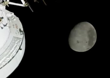 Artemis II: astronautët afrohen me anën e errët të Hënës dhe thyejnë rekordet e njerëzimit në hapësirë