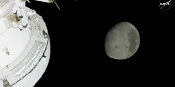 Artemis II: astronautët afrohen me anën e errët të Hënës dhe thyejnë rekordet e njerëzimit në hapësirë