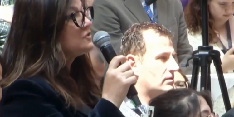 Kur nuk ke frikë nga politika: zëri i diasporës që prishi “filmin” e samitit