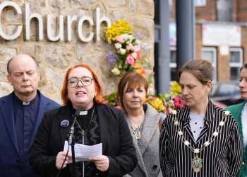 Urrejtja nuk dëbohet me urrejtje: protestë e tensionuar në Epsom pas dyshimeve për përdhunim në grup