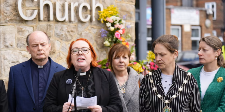 Urrejtja nuk dëbohet me urrejtje: protestë e tensionuar në Epsom pas dyshimeve për përdhunim në grup