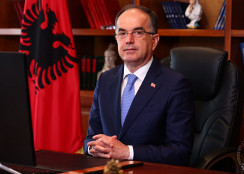 Dikush t’i gjejë një jurist Presidentit! Edhe dekoratat përfundojnë në Fletoren Zyrtare