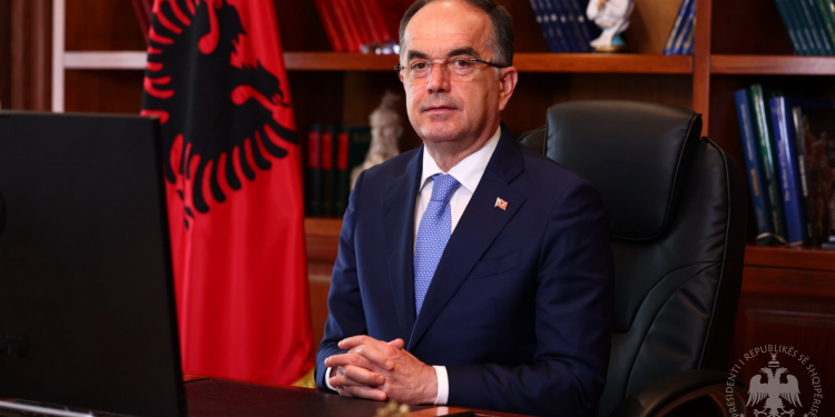 Dikush t’i gjejë një jurist Presidentit! Edhe dekoratat përfundojnë në Fletoren Zyrtare