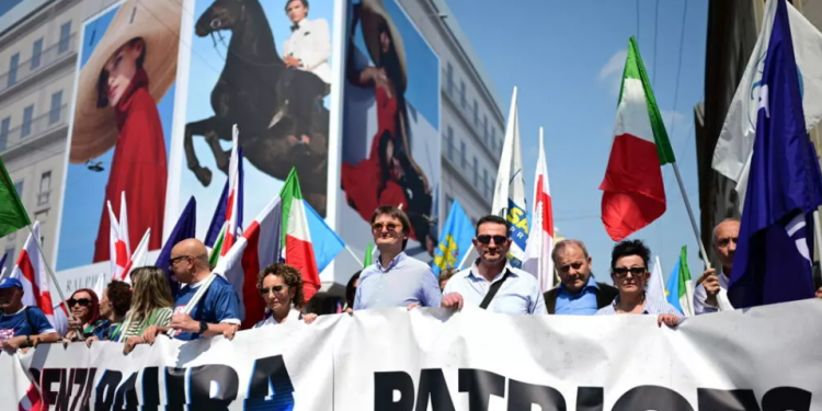 E djathta ekstreme “mbledh forcat” në Milano: liderët europianë sulmojnë emigracionin dhe Brukselin