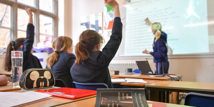 Mungesë alarmante profesionistёsh: Anglisë i duhen 1,400 psikologë të rinj për fëmijët me nevoja të veçanta