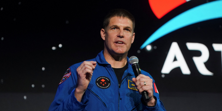 Astronauti kanadez foli frëngjisht nga hapësira dhe “shuajti” debatin për gjuhën në Kanada