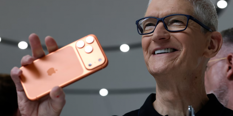 Tim Cook largohet nga drejtimi i Apple, John Ternus merr drejtimin