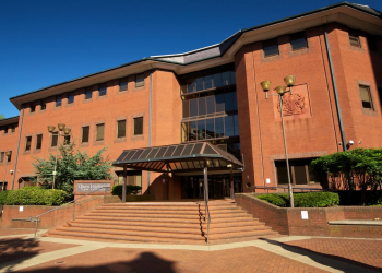 E ndoqi deri në shtëpi dhe e pёrdhunoi nga urrejtja fetare: 32-vjeçari në gjyq në Britani