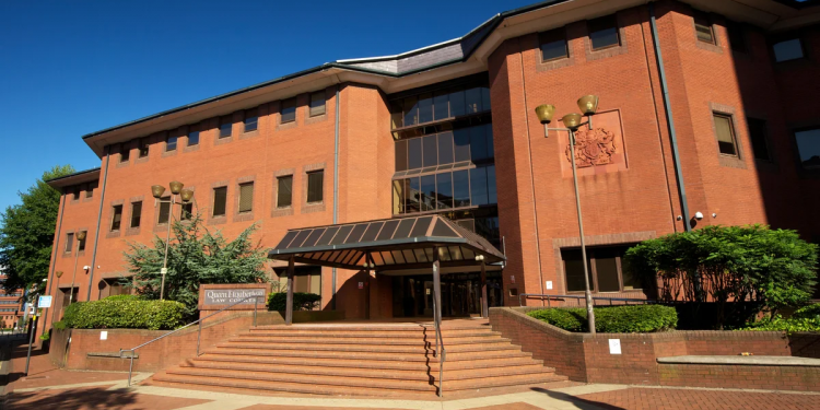 E ndoqi deri në shtëpi dhe e pёrdhunoi nga urrejtja fetare: 32-vjeçari në gjyq në Britani