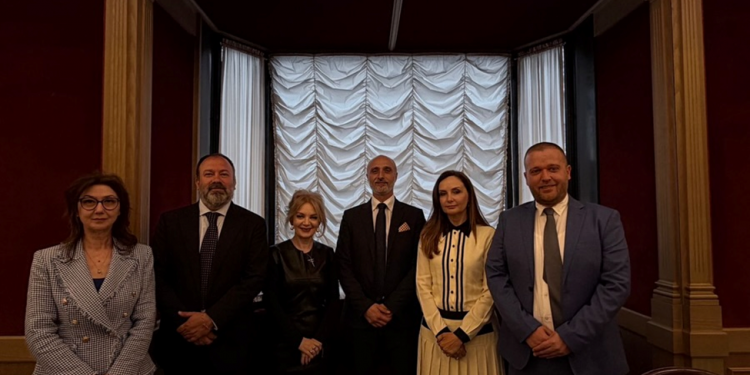 Fundjavat hipokrite tё teknologjisё politike – Opozita “Tabaku” fiksuar nё njё fotografi