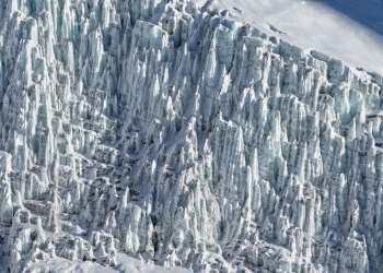 Alarm në Everest: Blloku gjigant i akullit “ngrin” ngjitjet, qindra alpinistë të bllokuar në kampin bazë