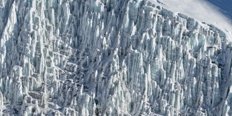 Alarm në Everest: Blloku gjigant i akullit “ngrin” ngjitjet, qindra alpinistë të bllokuar në kampin bazë
