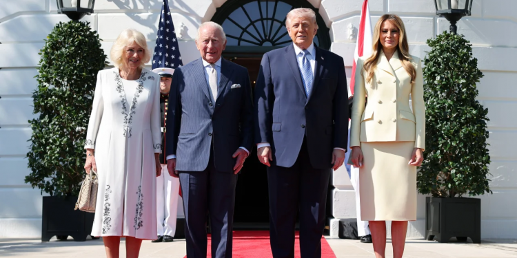 Mbreti Charles zbarkon në Washington: vizitë historike në një moment krizash mes SHBA dhe Britanisë