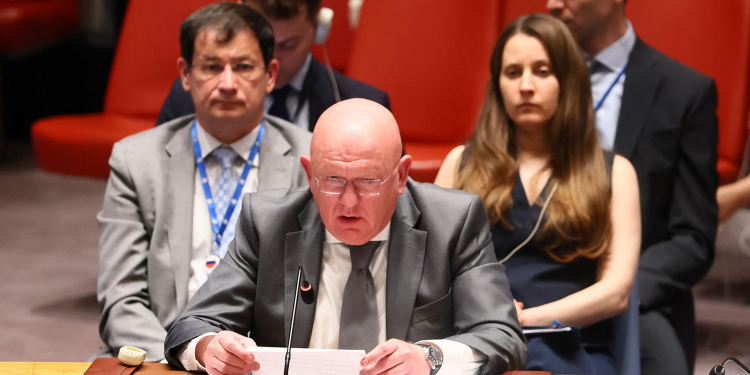 Rusia rreshtohet me Iranin në OKB: Perëndimi “si piratë”, tensionet rrisin çmimin e naftës