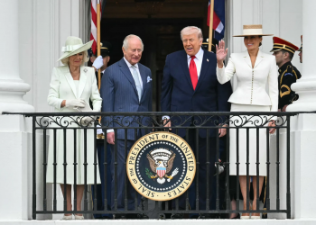 Buzëqeshje dhe habi: Si reagoi SHBA ndaj vizitës së Mbretit Charles