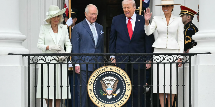 Buzëqeshje dhe habi: Si reagoi SHBA ndaj vizitës së Mbretit Charles