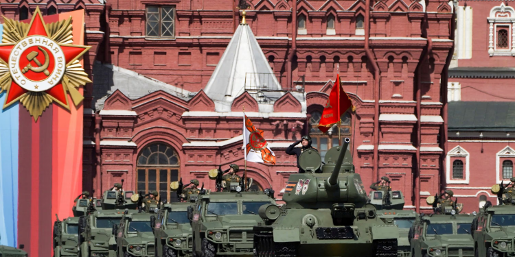 Rusia heq tanket nga Parada e Fitores – frika nga dronët ukrainas ndryshon simbolikën e 9 Majit
