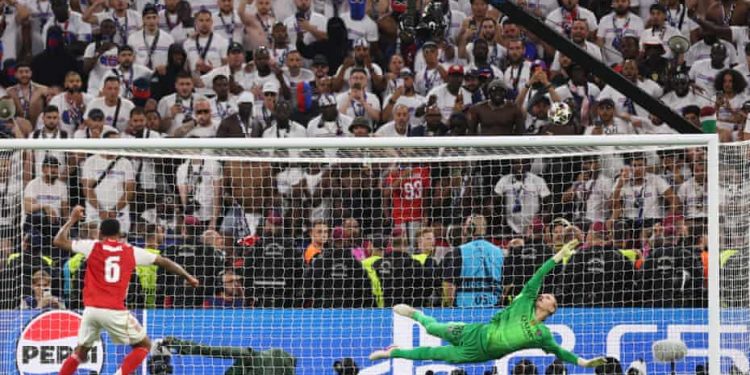 PSG mbron kurorën europiane, Arsenali shembet në penallti pas një finaleje dramatike