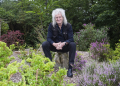 “18 centimetra që pengojnë trafikun?” Brian May përplaset me autoritetet pasi i bllokojnë fushën me lule në fshat