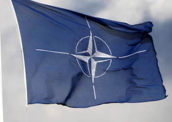 NATO nis filmat: takimet me regjisorë e skenaristë ndezin debatin për “propagandë”