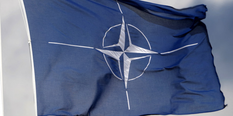 NATO nis filmat: takimet me regjisorë e skenaristë ndezin debatin për “propagandë”