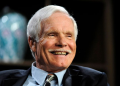 Kush ishte Ted Turner – rebeli që krijoi CNN dhe që i mësoi botës të jetojë me lajmin 24 orë