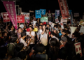 Japonia del në rrugë kundër luftës: protestat më të mëdha në dekada trondisin qeverinë