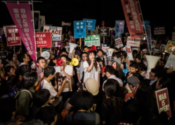 Japonia del në rrugë kundër luftës: protestat më të mëdha në dekada trondisin qeverinë