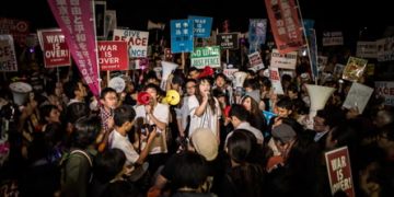 Japonia del në rrugë kundër luftës: protestat më të mëdha në dekada trondisin qeverinë
