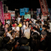 Japonia del në rrugë kundër luftës: protestat më të mëdha në dekada trondisin qeverinë