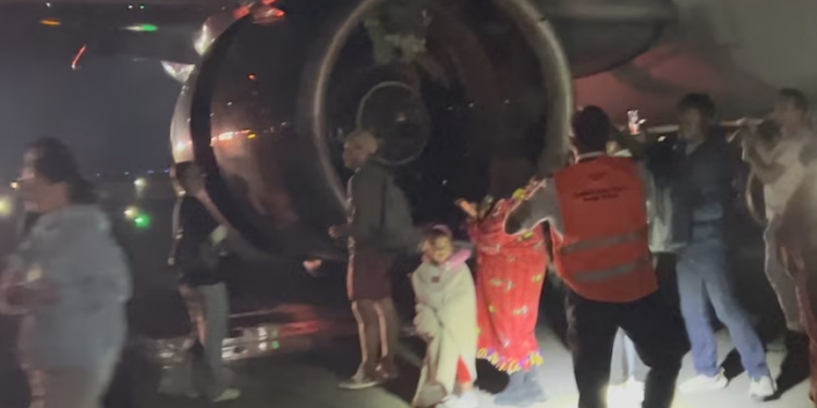 Horror në aeroportin e Denverit/ Avioni i Frontier Airlines përplas për vdekje një person në pistë, pasagjerët evakuohen mes flakëve dhe panikut