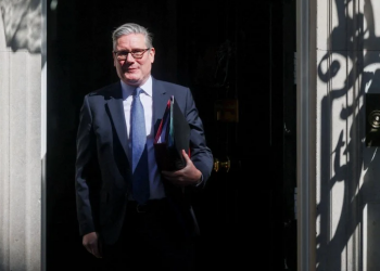 Starmer në prag rrëzimi: ministrat e kabinetit dhe dhjetëra deputetë laburistë i kërkojnë largimin