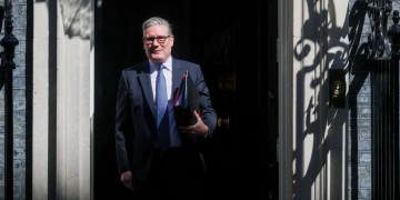 Starmer në prag rrëzimi: ministrat e kabinetit dhe dhjetëra deputetë laburistë i kërkojnë largimin