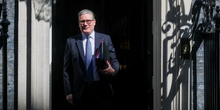 Starmer në prag rrëzimi: ministrat e kabinetit dhe dhjetëra deputetë laburistë i kërkojnë largimin