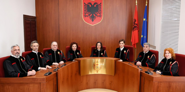 “Raiffeisen Bank” sh.a. apo sh.p.k.? Si e ngatërroi Gjykata Kushtetuese bankën në vendimin e saj