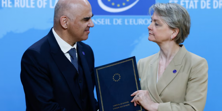 Britania firmos marrëveshjen europiane për dërgimin e azilkërkuesve në vende të treta