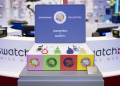 Çmenduri për orën “Royal Pop”: Swatch mbyll dyqanet pas kaosit dhe përleshjeve në Europë e SHBA