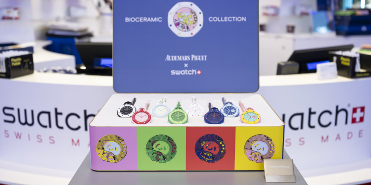 Çmenduri për orën “Royal Pop”: Swatch mbyll dyqanet pas kaosit dhe përleshjeve në Europë e SHBA