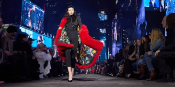 Gucci “pushton” Times Square: Demna Gvasalia rikthen spektaklin për të shpëtuar markën nga kriza