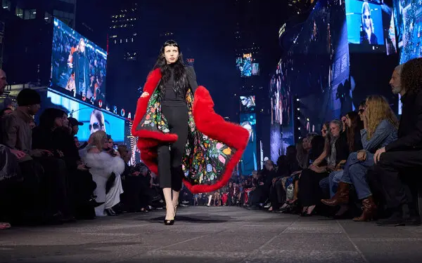 Gucci “pushton” Times Square: Demna Gvasalia rikthen spektaklin për të shpëtuar markën nga kriza
