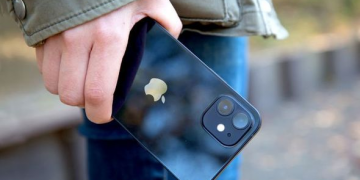 “E dimë ku jeton”: si po shndërrohen vjedhjet e telefonave në shantazh ndërkombëtar