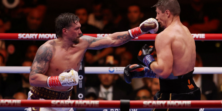 Në frymë të fundit: Kampioni absolut i botës në boks, ukrainasi Usyk mund kampionin e botës në kickboks, holandezin Verhoeven