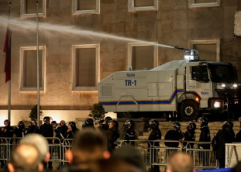 Gaz lotsjellës me ujë për opozitën? Policia hap tender 50 milionë lekë për “neutralizimin” e turmave