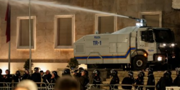 Gaz lotsjellës me ujë për opozitën? Policia hap tender 50 milionë lekë për “neutralizimin” e turmave