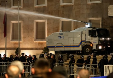 Gaz lotsjellës me ujë për opozitën? Policia hap tender 50 milionë lekë për “neutralizimin” e turmave