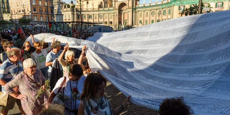 Napoli/Italianët protestojnë me një qefin 25 metra me emrat e 18,457 fëmijëve të vrarë palestinezë